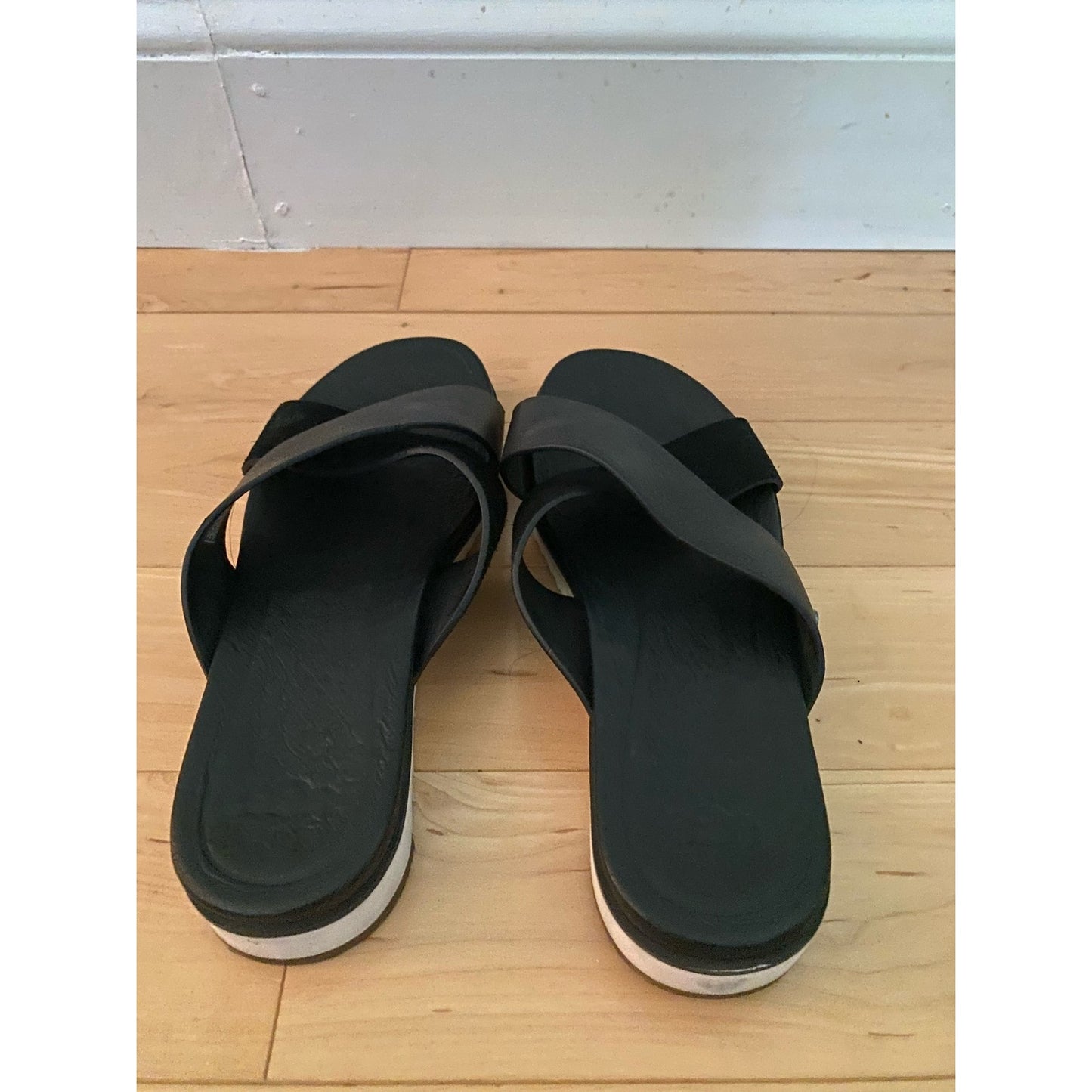 Ugg Kari Black Leather and Suede Slide Sandals Size 6.5