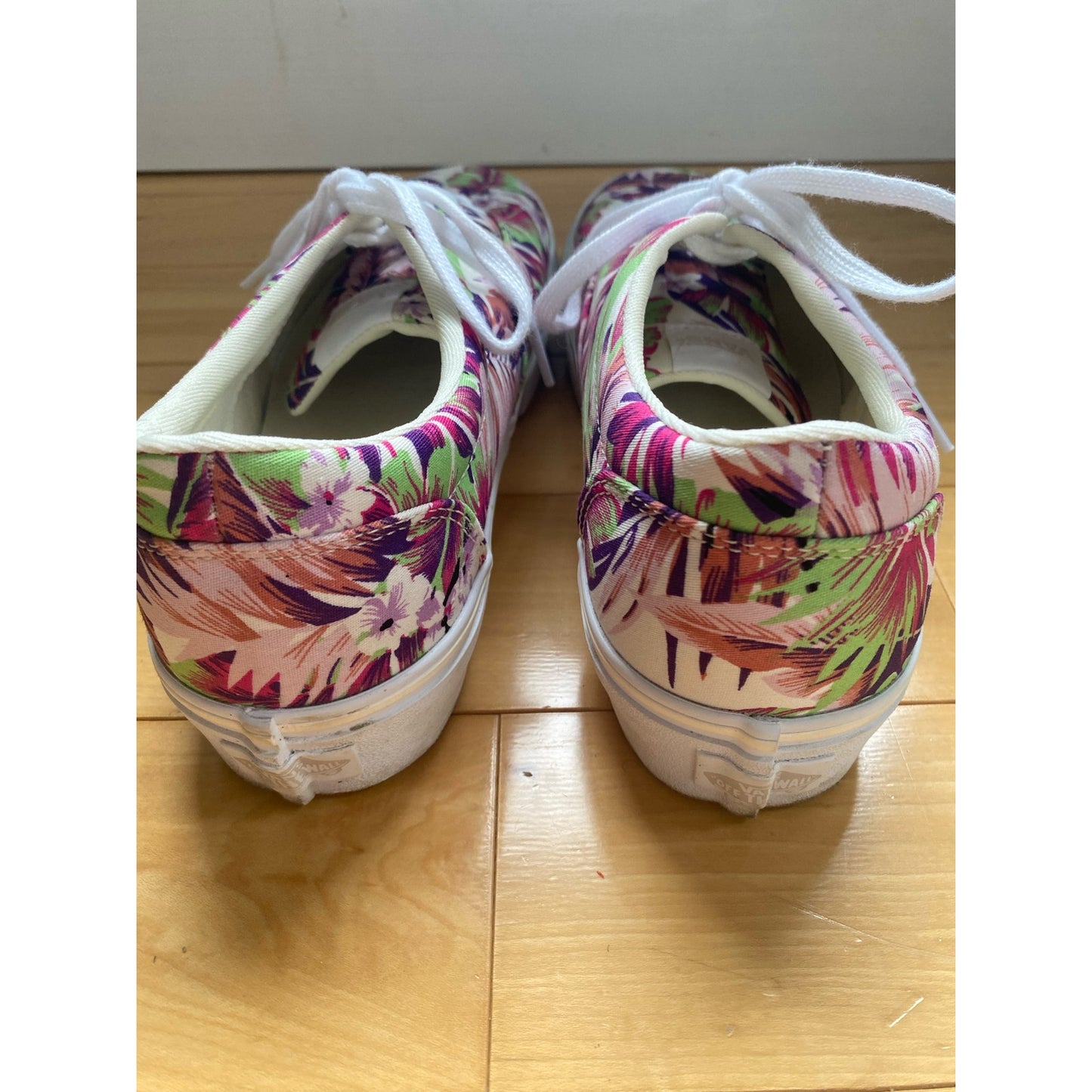 Vans Hawaiian Print Sneakers Size 8.5