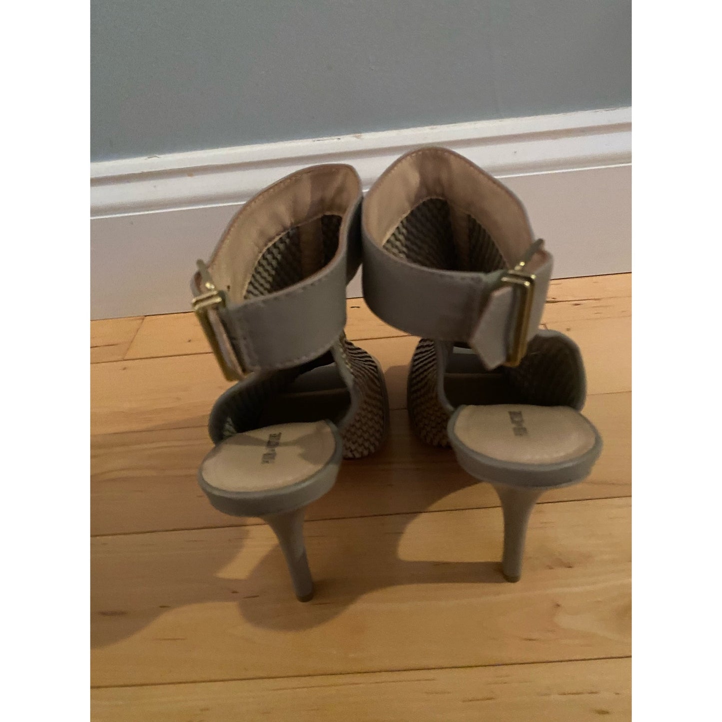 Pour La Victoire York Gray Shoes Size 9.5