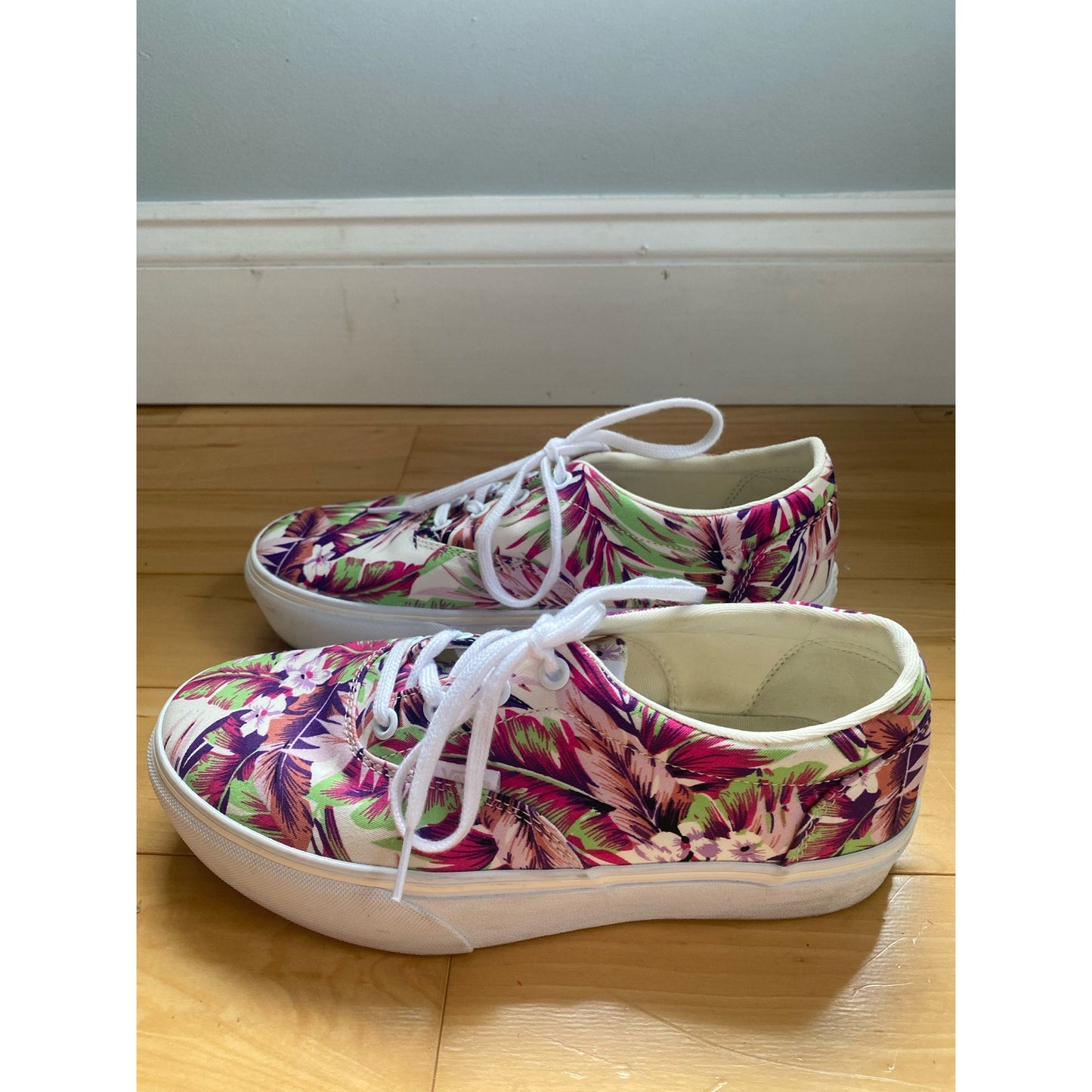 Vans Hawaiian Print Sneakers Size 8.5