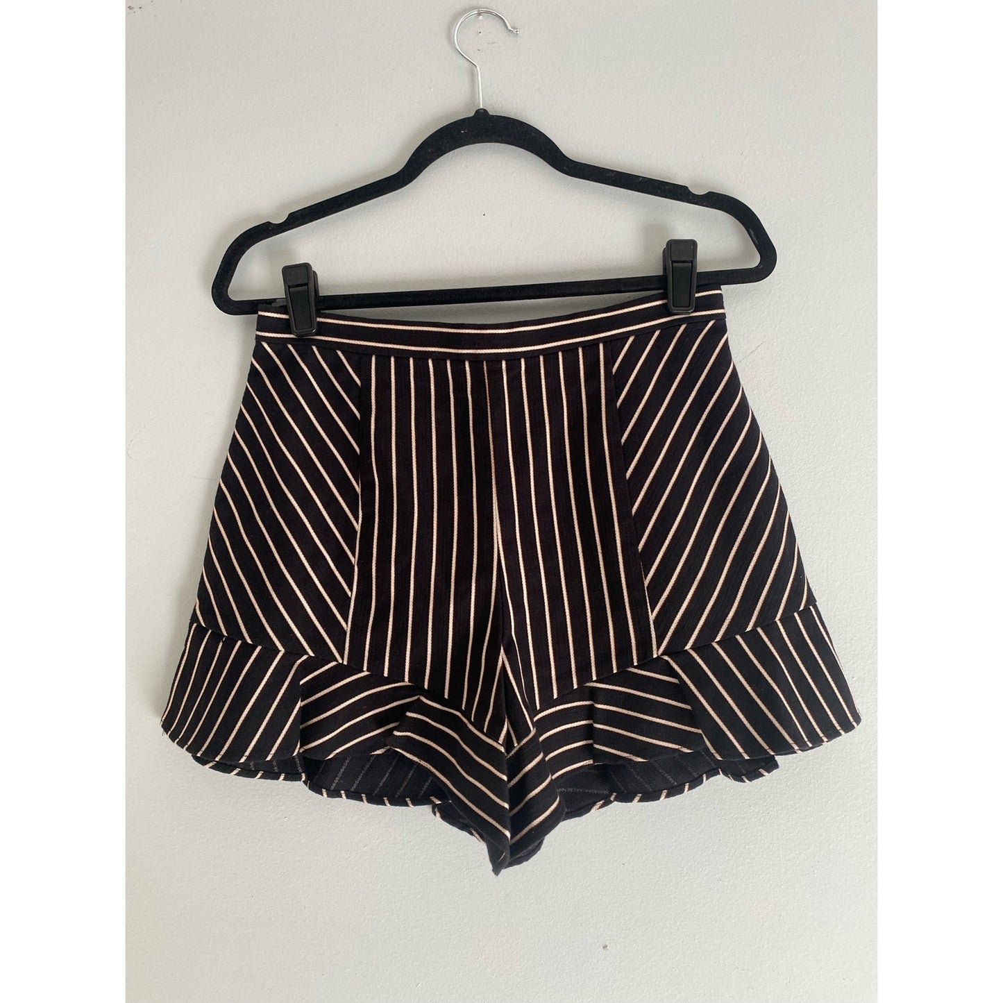 Intermix Chevron Striped Ruffle Shorts Size 4