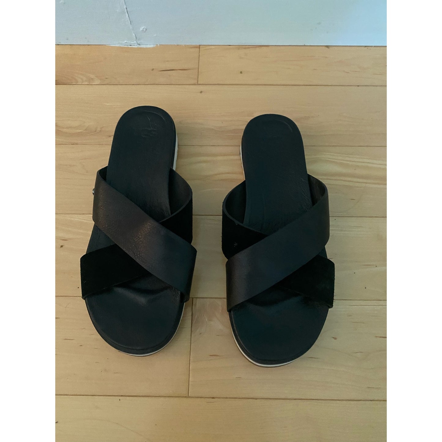 Ugg Kari Black Leather and Suede Slide Sandals Size 6.5