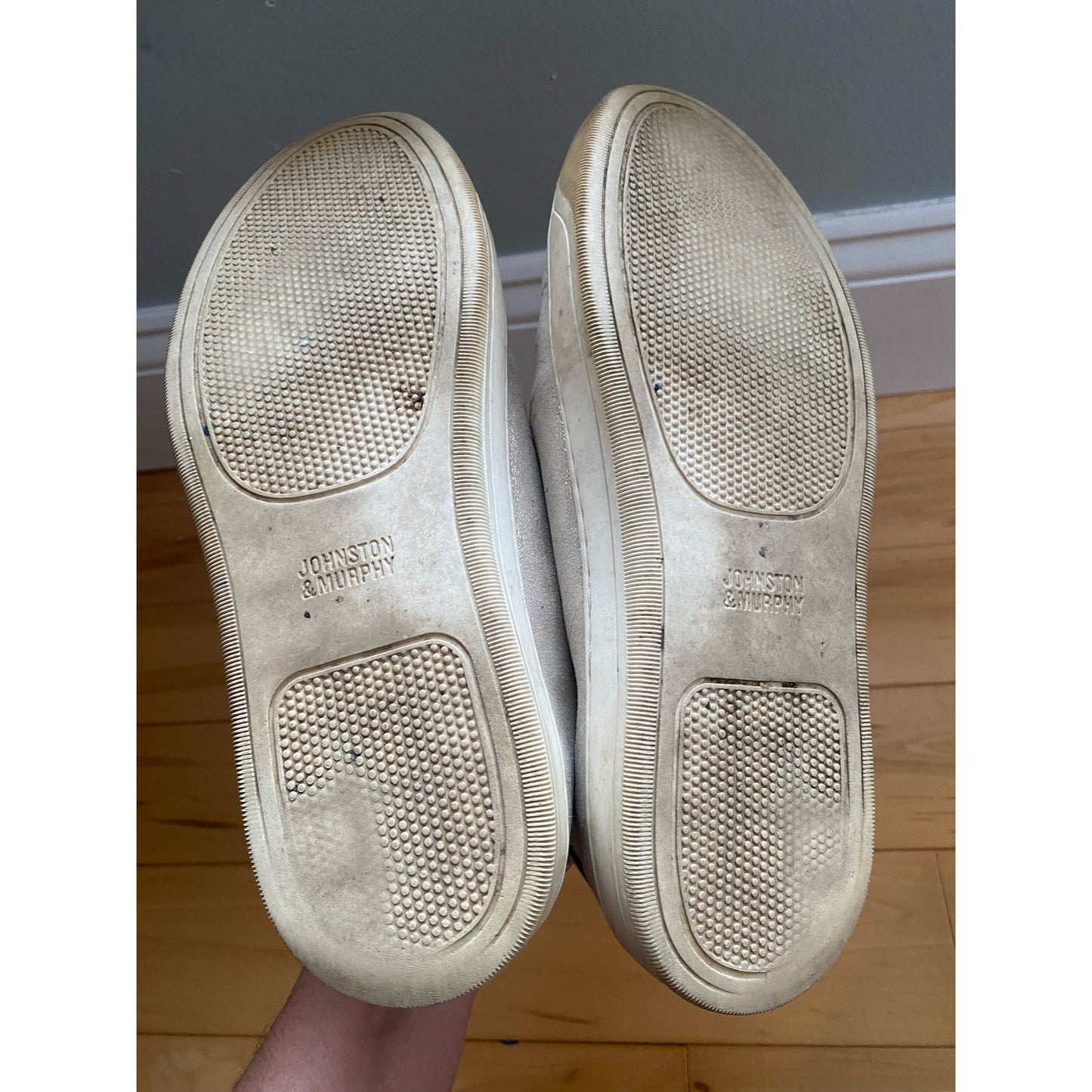 Women’s Johnston and Murphy Gold Sneakers Size 8