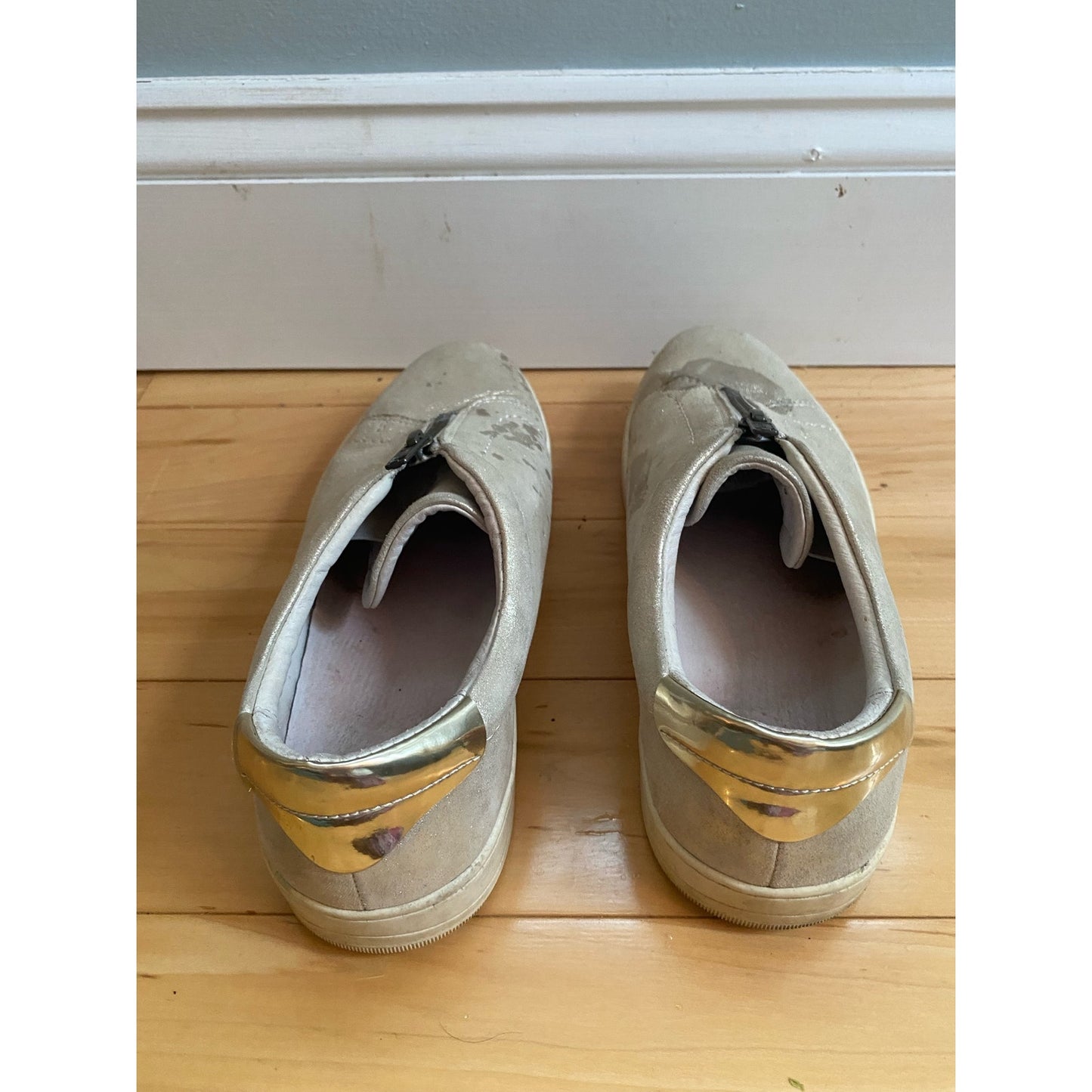 Women’s Johnston and Murphy Gold Sneakers Size 8