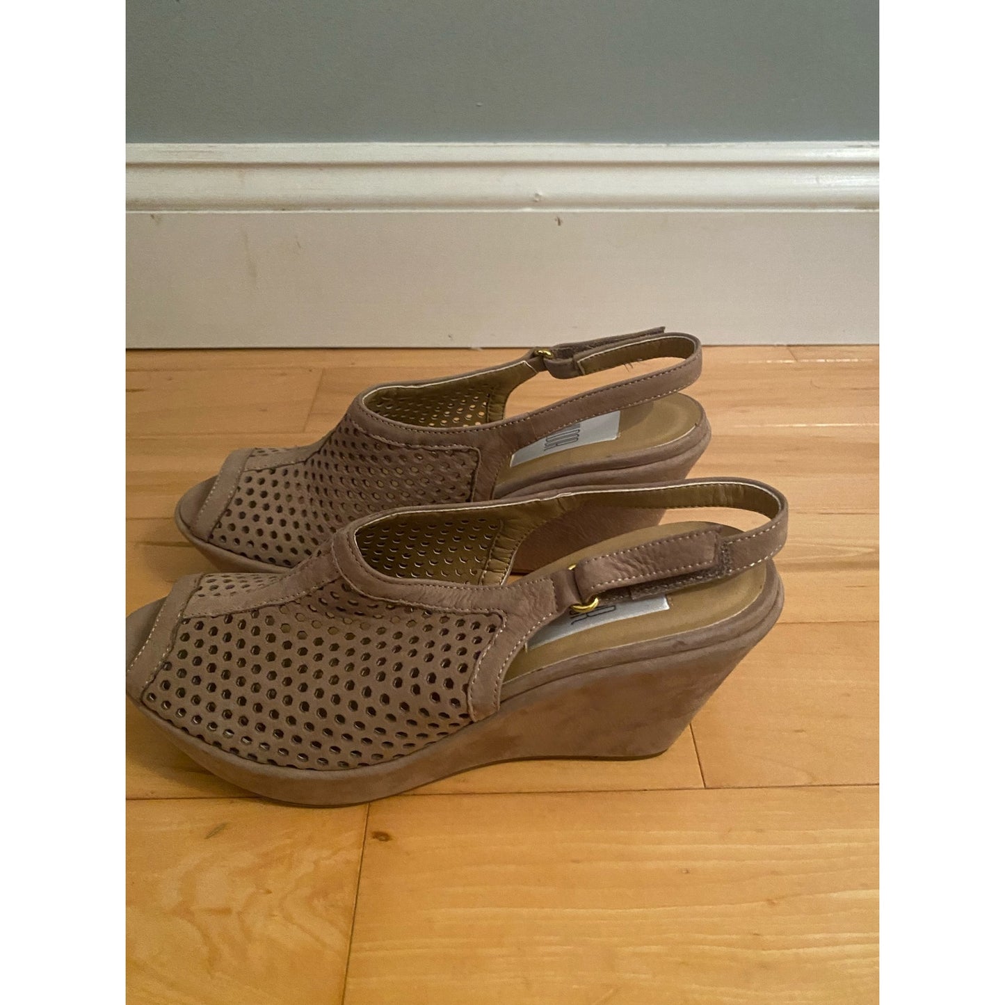 Jildor Emmie Wedge Sandal Size 8