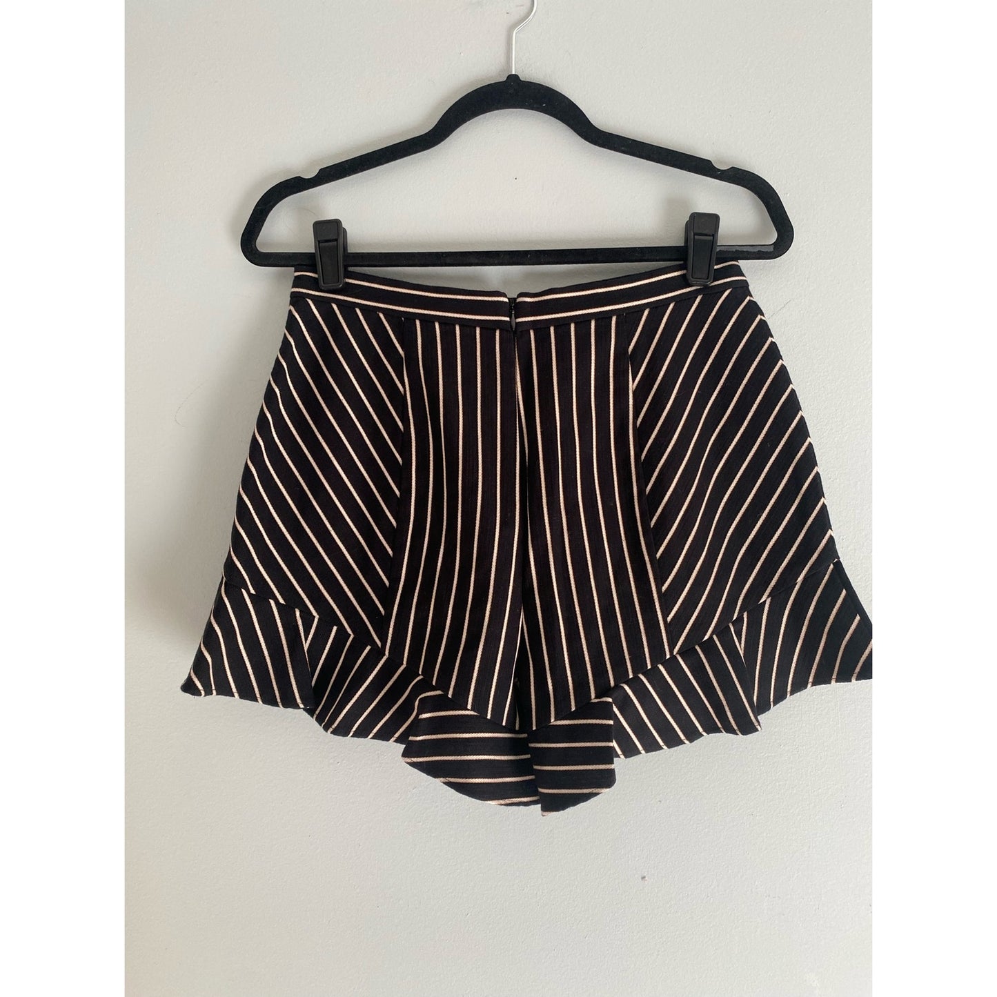 Intermix Chevron Striped Ruffle Shorts Size 4