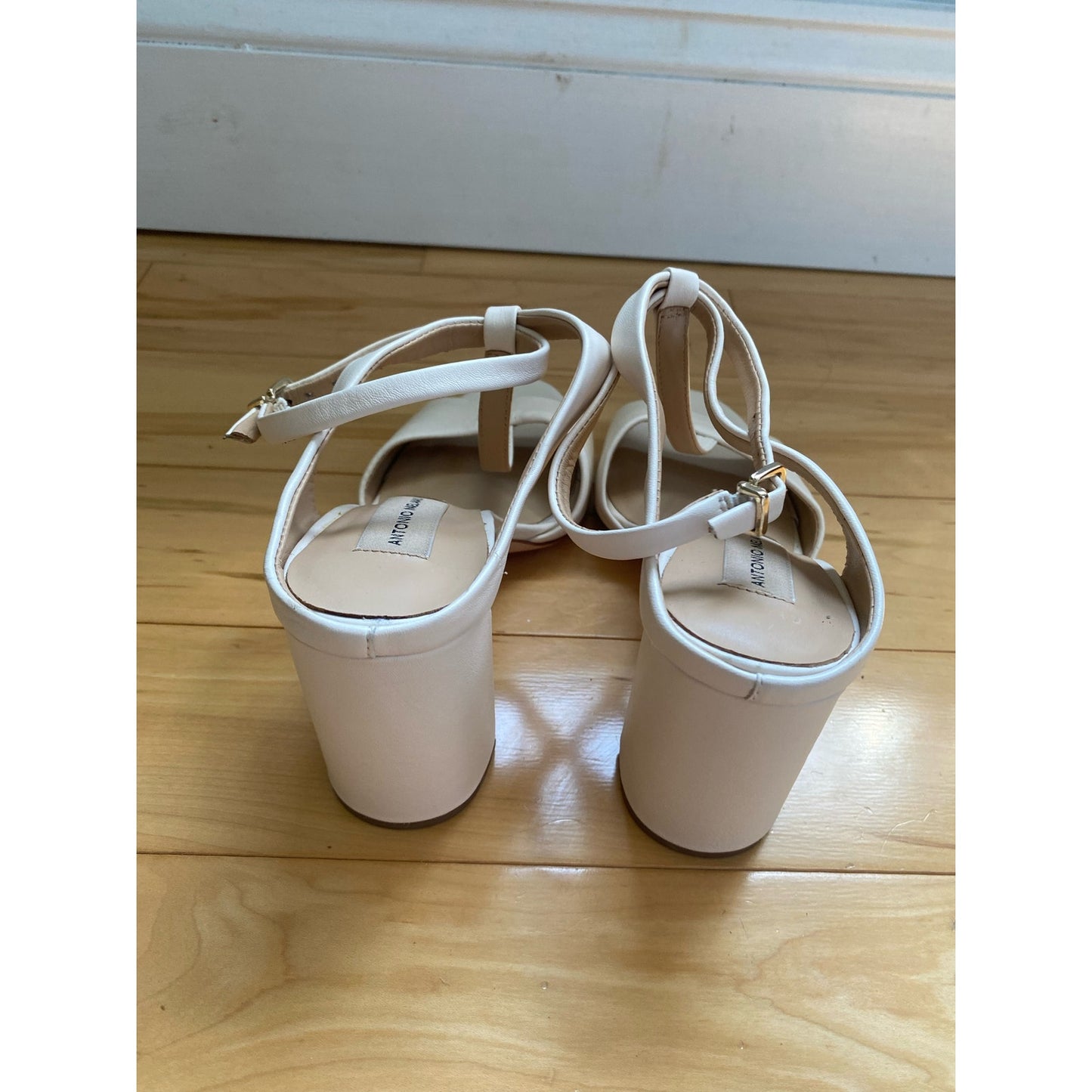 Antonio Melani Ivory Leather Sandals Size 7.5